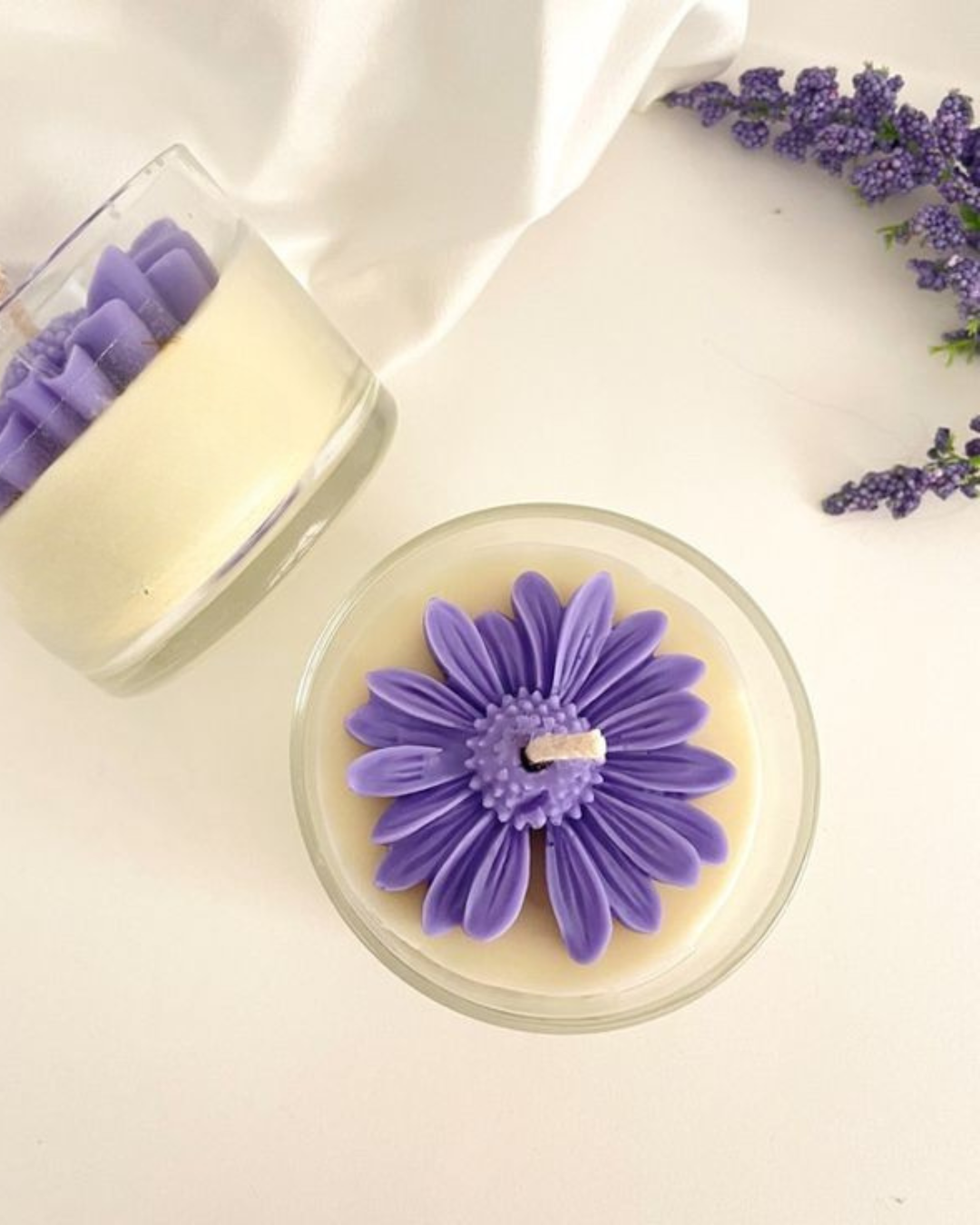 vela decorada com flores lilases