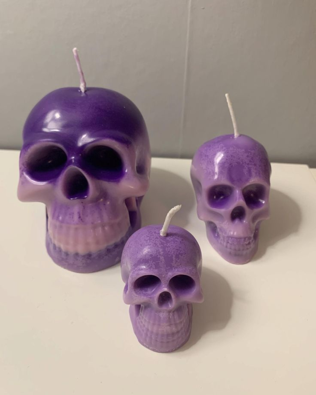 três velas em formato de caveira