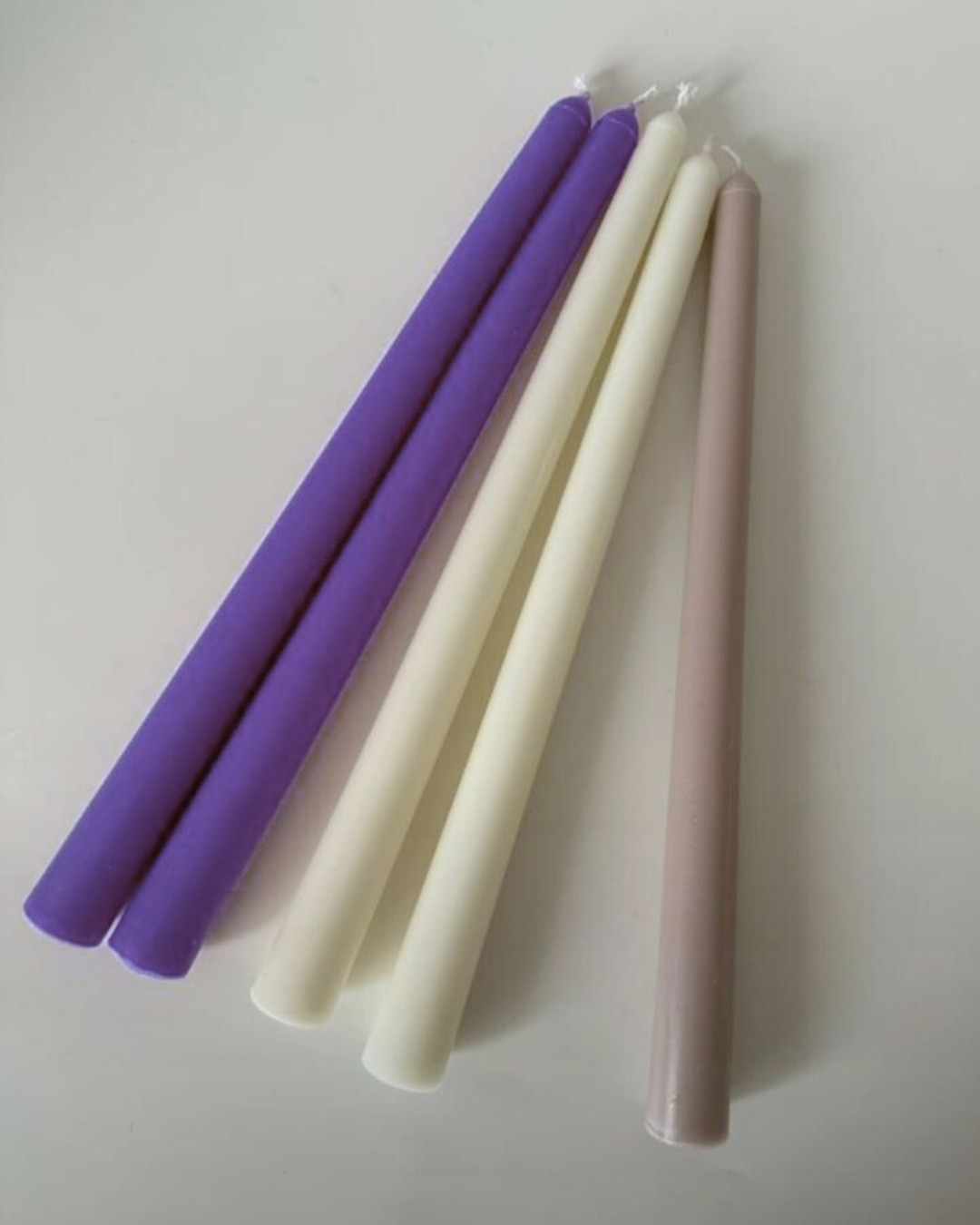 velas longas em tons de roxo