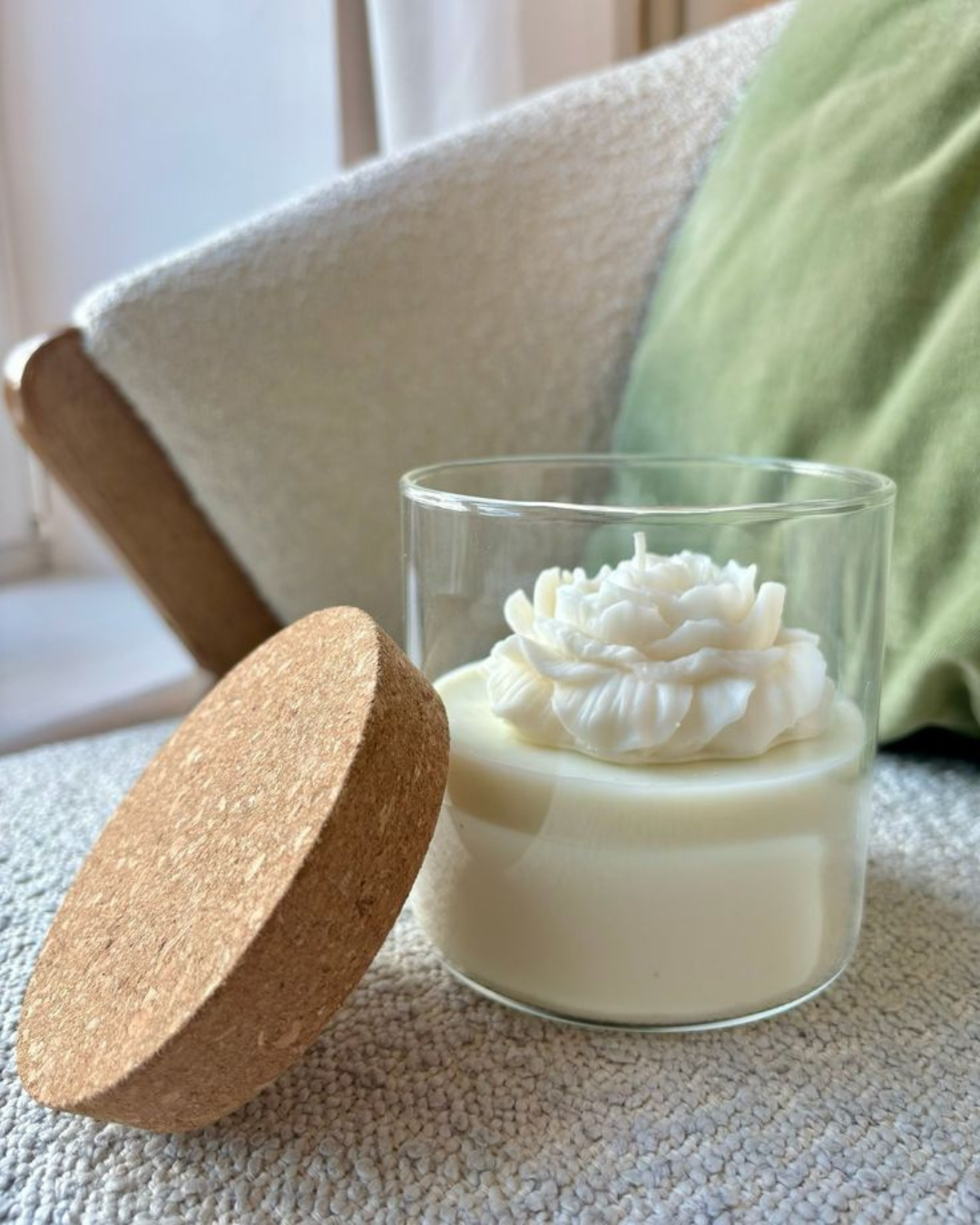 Vela branca com flor de peonia